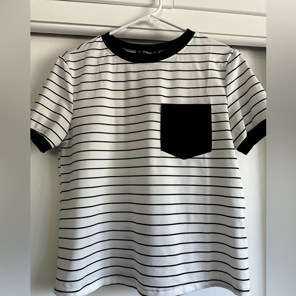 Striped black and white loose tee with pocket - Picture 1 of 2